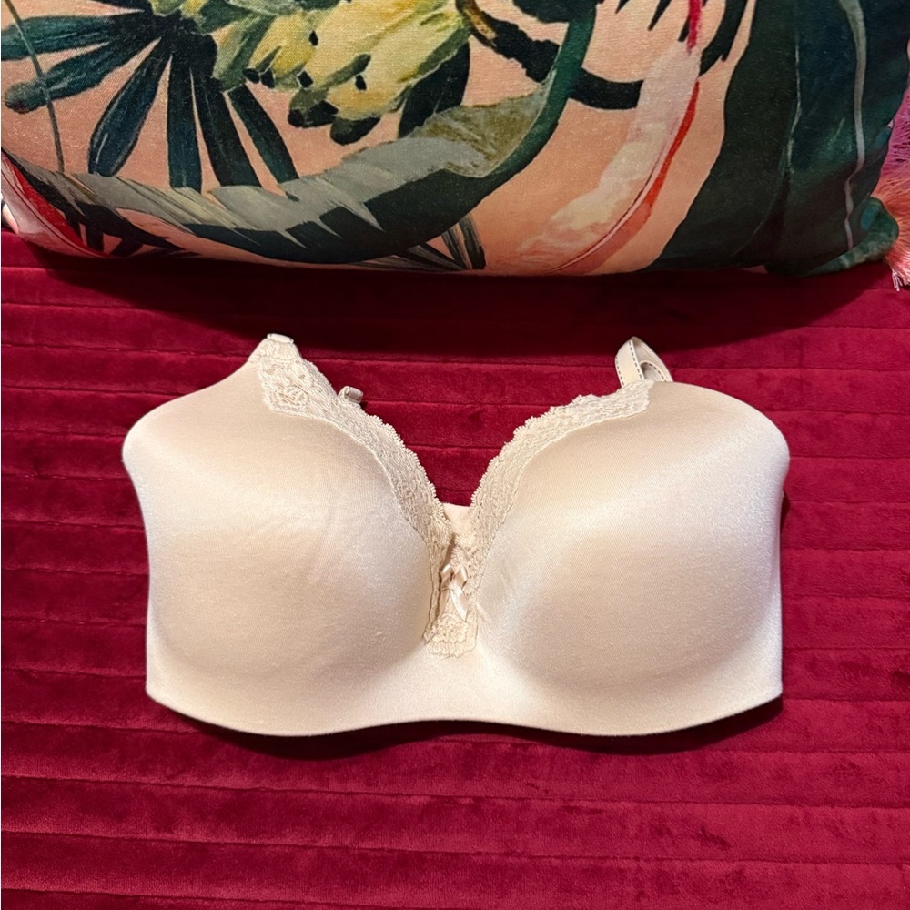 Maidenform Lace Trimmed Cream Color Padded Bra Size 34D